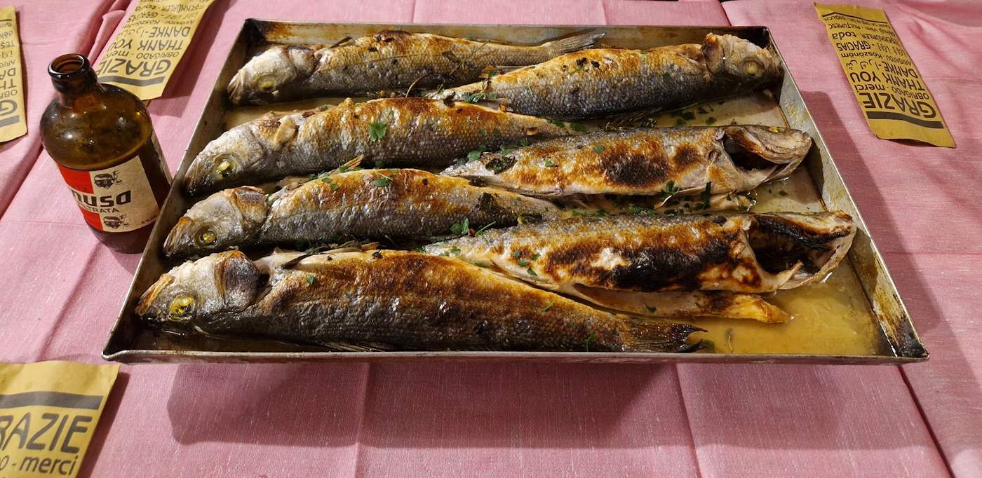Vassoio di pesce alla griglia con erbe aromatiche